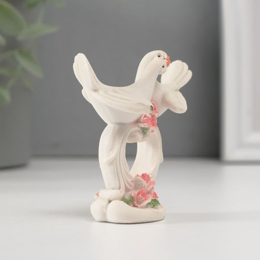 Фигурка полистоун «Голуби на ажурной подставке с розовыми розами», 6×6.3×3 см
