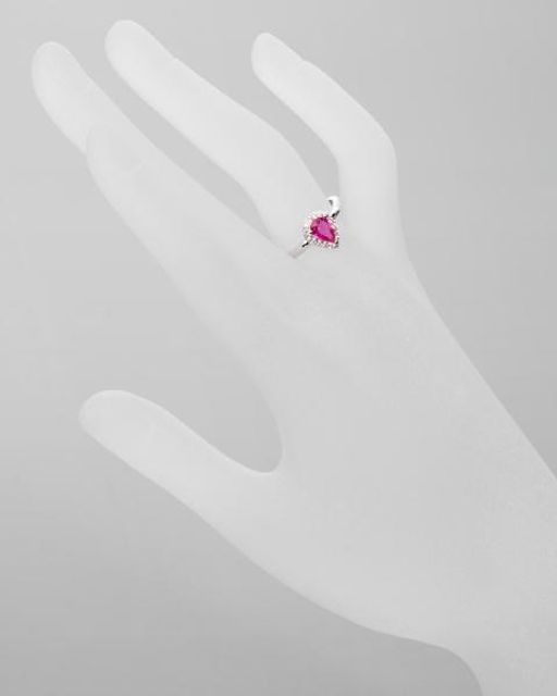 World of Gemstones. Кольцо с корундом рубинового оттенка,