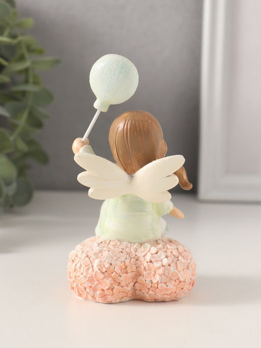 Фигурка полистоун Малышка-ангел с шариком на цветочном сердце, 6.5?6.5?13 см