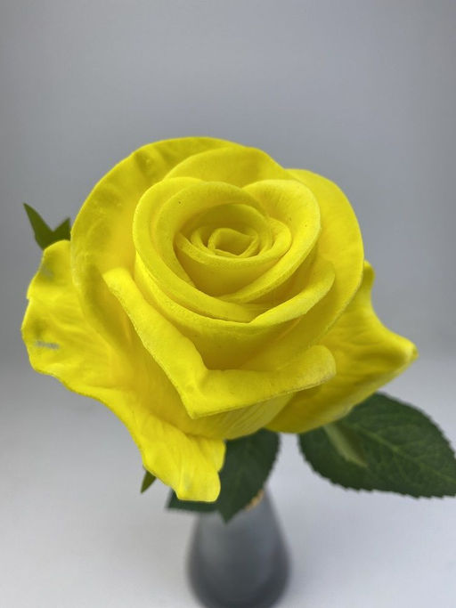 Роза силиконовая ароматизированная 55см, цвет желтый