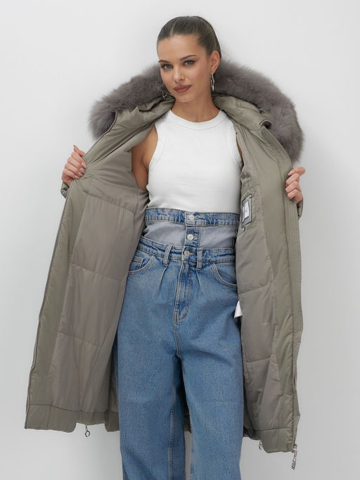 Пальто зимнее утепленное с мехом и капюшоном тренд коричневого цвета 7753K - Visdeer фото 14