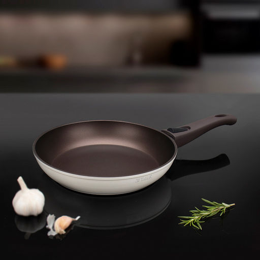 Сковорода с антипригарным покрытием д28см Hygge, h5,3см, s3,3мм, дно д22,7см, s3,8мм, кованый алюминий, съемная бакелитовая ручка с покрытием soft-touch, молочный/коричневый, TalleR (Китай) Подходит для всех видов плит, включая индукционную. - Домашняя мода фото 9