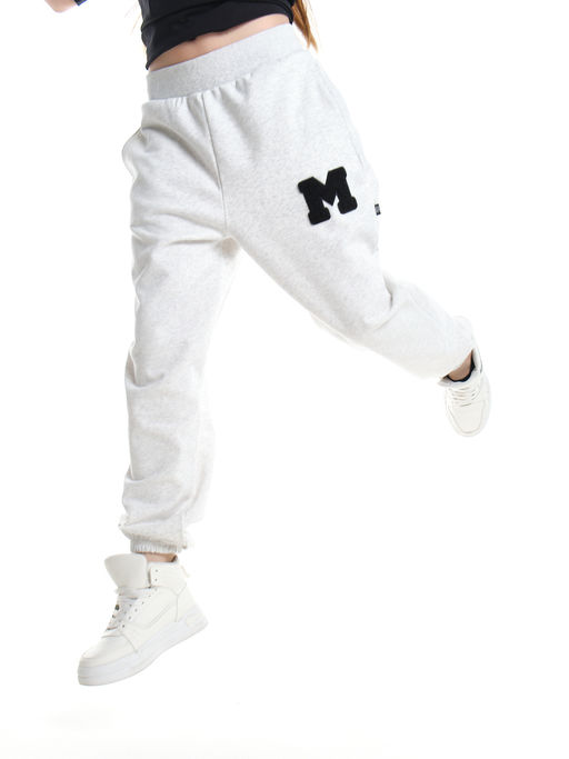 Брюки спортивные с эмблемой 22-7611 светло-серый меланж - Mini maxi фото 35