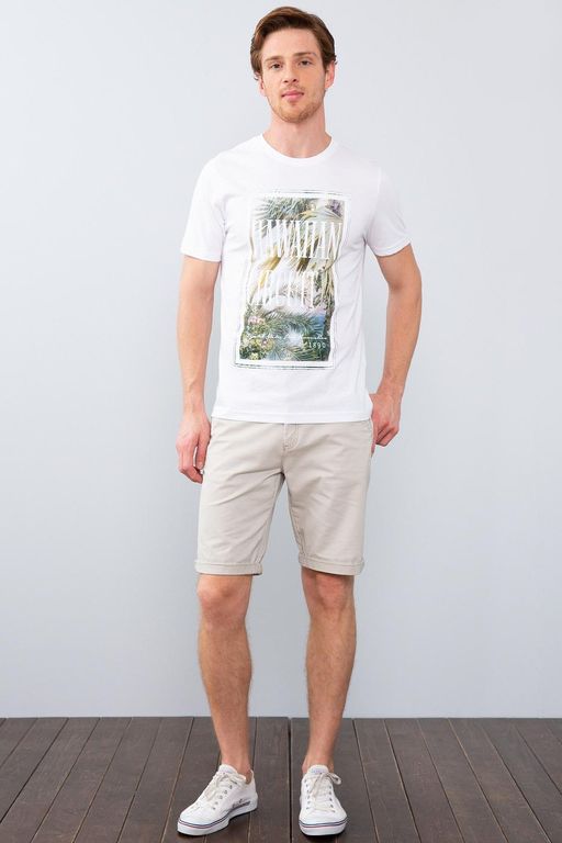 Белая тонкая футболка с круглым вырезом