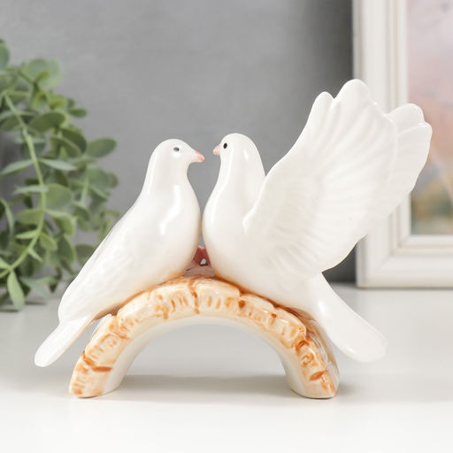 Фигурка керамика «Два белых голубя на мостике с розами», 9.5×12.5×6 см
