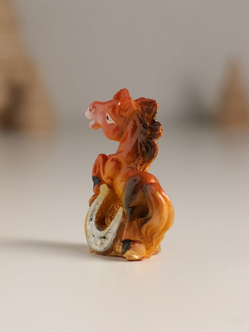 Цена за 4 шт. Фигурка полистоун «Коняшка с монетами и подковой», 4×1.8×4.3 см, МИКС