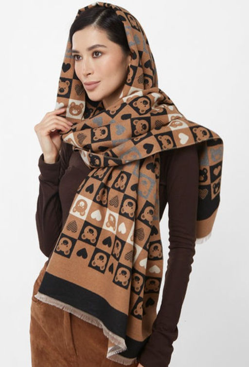 в составе ШЕРСТЬ и КАШЕМИР Большой, мягкий, теплый двусторонний палантин с принтом.