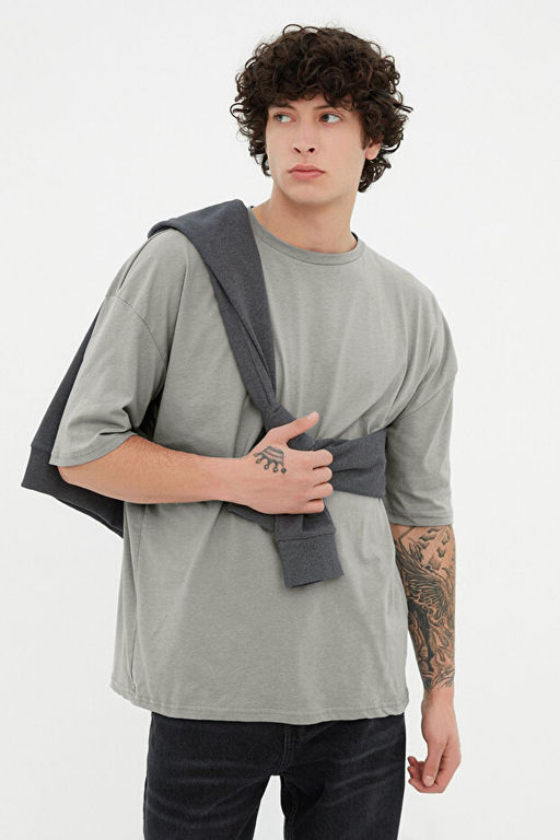 Gri Basic %100 Pamuklu Bisiklet Yaka Oversize/Geni_ Kesim K_sa Kollu T-Shirt TMNSS22TS0318 - Trendyolmilla фото 2