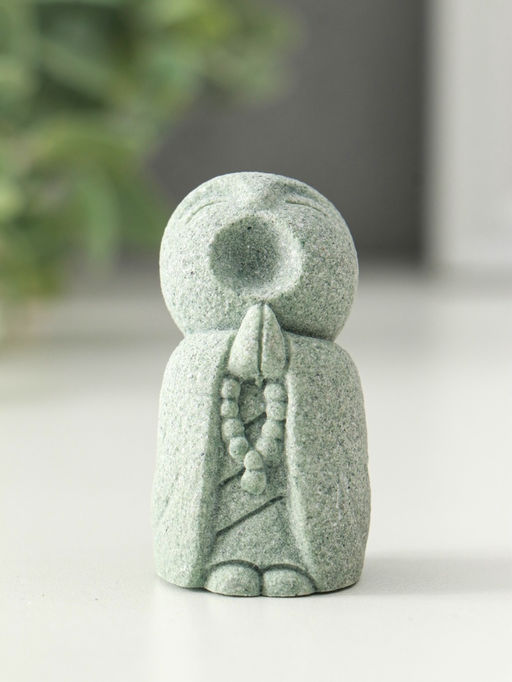 Сувенир песчаник "Буддийский монах с чётками - священные писания" 3х3х5,5 см