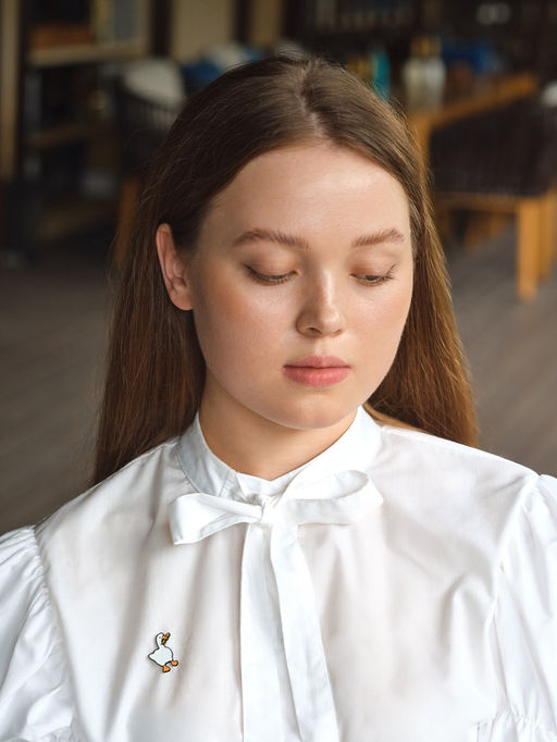 Цена за 4 шт. Значок Гусь с ножом, цвет бело-оранжевый в чёрном металле