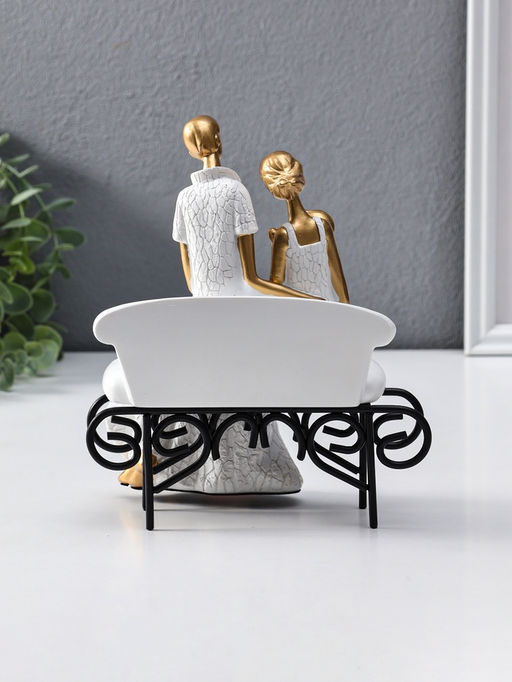 Сувенир полистоун "Родители с малышом на диванчике" бело-золотой 12,5х18х22,5 см