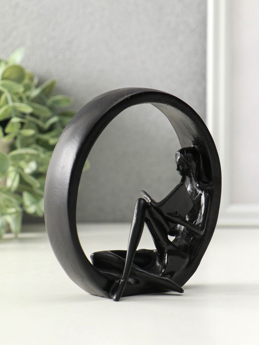 Сувенир полистоун "Девушка читает книгу" чёрный 4х11,3х11,7 см