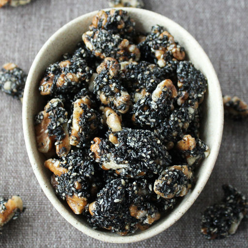 Грецкий орех в черном кунжуте