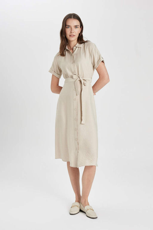 Льняное платье-миди с рубашечным воротником и поясом с короткими рукавами - Defacto фото 4