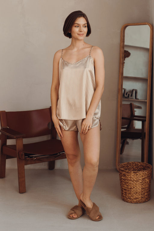 Кремовый комплект из атласа в полоску майка и шорты