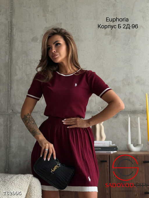 Женский костюм с юбкой