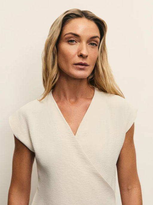 Струящийся топ на запах из фактурной ткани / Zarina фото 13