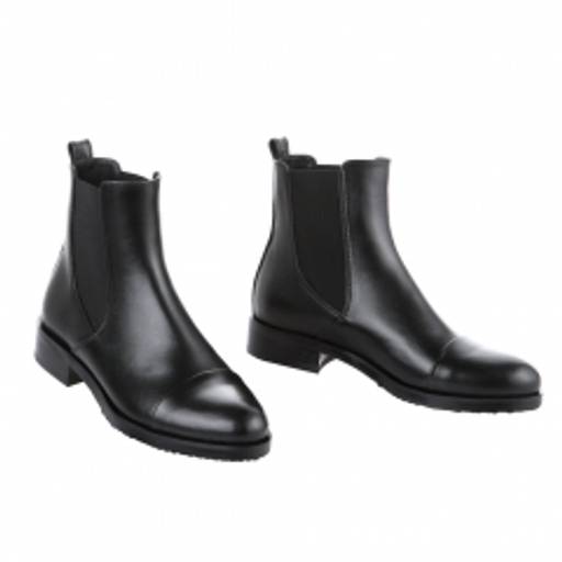 разные виды ботинок челси дерби тракторы на белом фоне