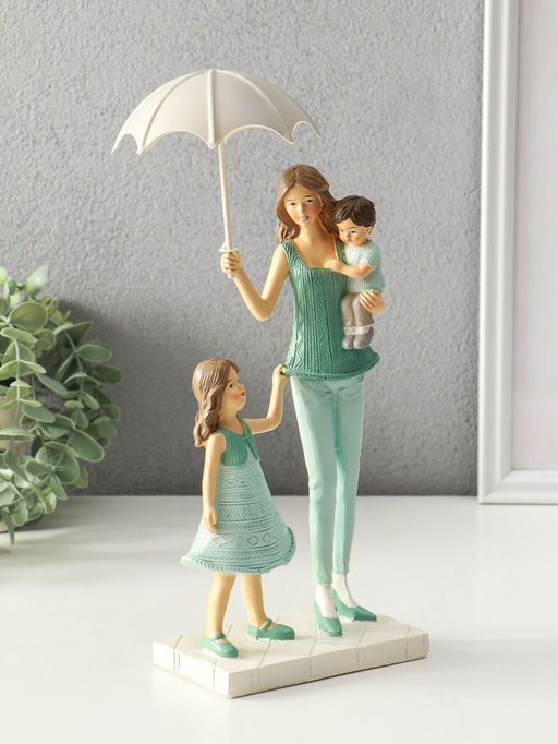 Сувенир полистоун "Мама с детьми в вязанных нарядах, под зонтом" 7,5х12,5х24 см