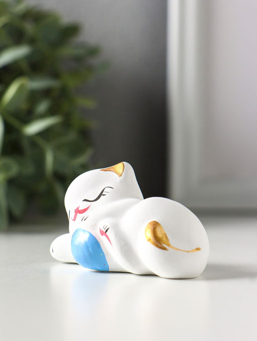 Фигура "Котик с мячом лёжа" 7 см, белый