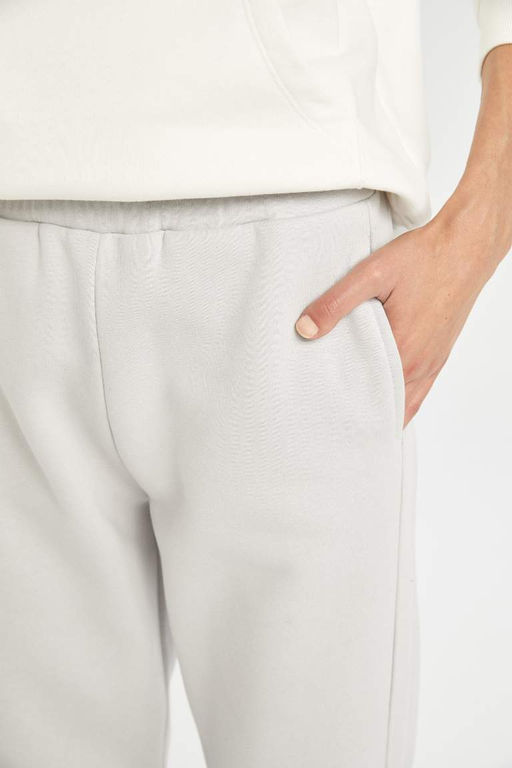 Базовые спортивные штаны для бега из плотной ткани стандартного размера с эластичным поясом и карманами - Defacto фото 5