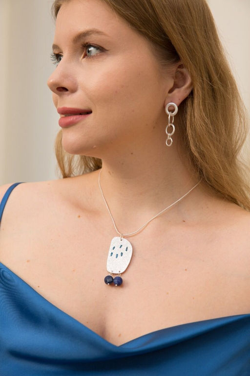 Ожерелье-лариат с овальной подвеской из серебристого металла - Модные истории фото 4