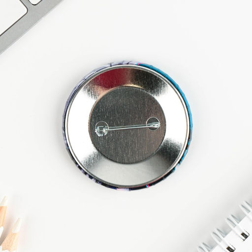 Цена за 10 шт. Значок закатной Аниме девушка в городе, d=5.6 см