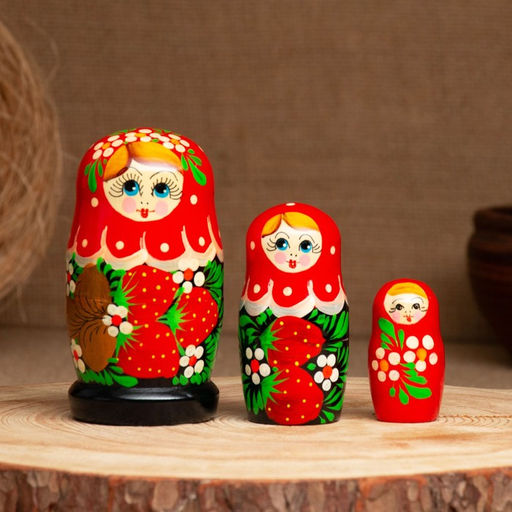 Матрёшка дерево «Земляничка», красный платок, 3 кукольная, 10-12 см