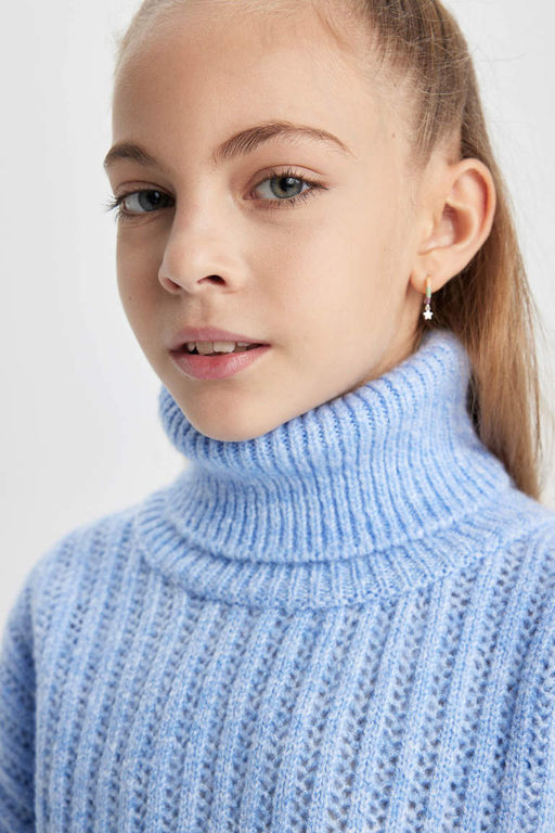 Свитер с высоким воротником для девочки