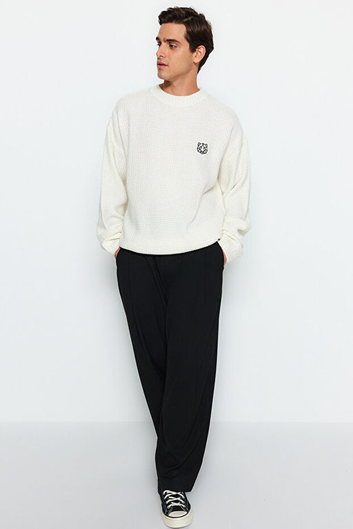 Ekru Oversize Fit Geni_ Kal_p Bisiklet Yaka Nak__l_ Triko Kazak TMNAW24KZ00032 - Trendyolmilla фото 2