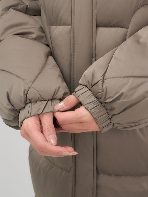 Пальто зимнее утепленное с мехом и капюшоном тренд коричневого цвета 7629K - Visdeer фото 13