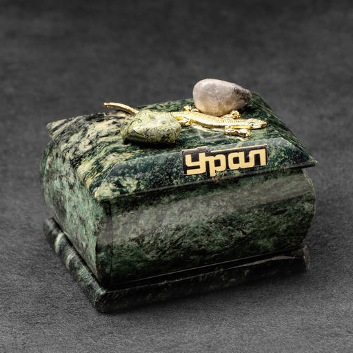 Шкатулка для украшений «Урал» прямоугольная, змеевик, с декоративным камнем, 7.5×5.5×5.5 см