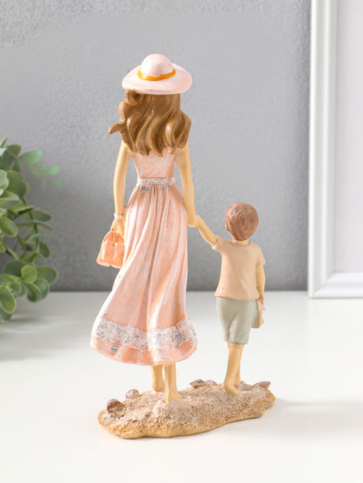 Сувенир полистоун "Мама в розовом платье и шляпке гуляют с сыном по пляжу" 23,5 см