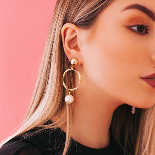 Серьги с жемчугом Нежность круг с бусиной, цвет белый в золоте - Queen fair фото 6