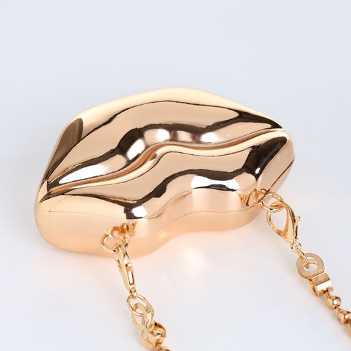 Сумка мини-клатч на магните, в форме губ, жёсткий корпус, на длинной цепочке, золотистая