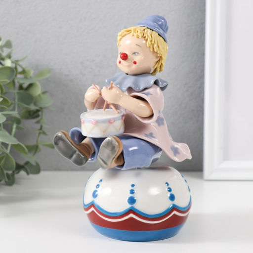Сувенир музыкальный механический «Клоун с барабаном, сидит на чашке», керамика, 9.5×12.5×19.5 см