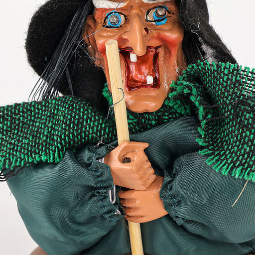 УЦЕНКА Декор на Хэллоуин Баба-Яга, музыкальная, 30 см, МИКС