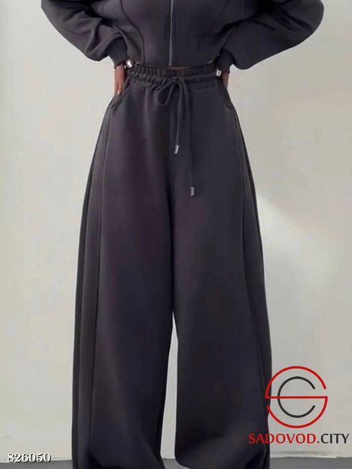 Спортивный женский костюм