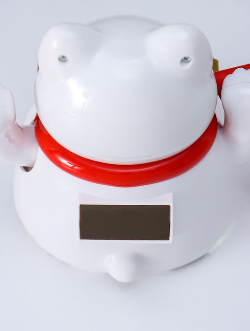 Маятник настольный антистресс от солнечной батареи «Белый кот Манэки-нэко с веером», 11.2×14.3×15.3 см