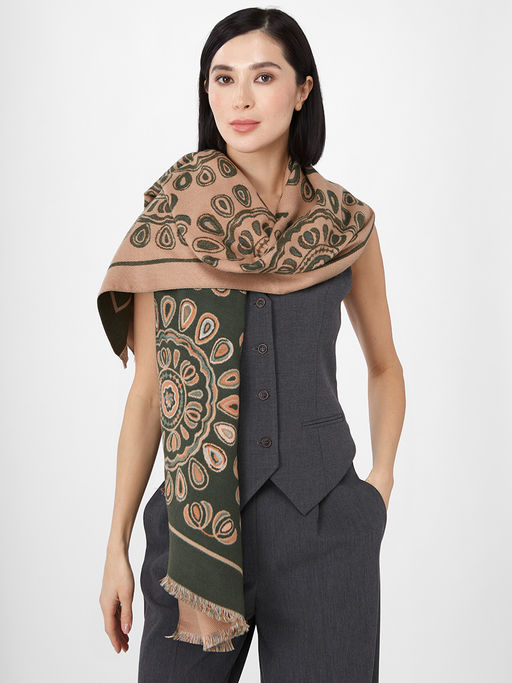 В составе ШЕРСТЬ и КАШЕМИР Большой, мягкий, теплый однотонный двусторонний палантин.