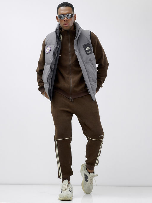 Жилет мужской утепленный спортивный серого цвета 15325Sr