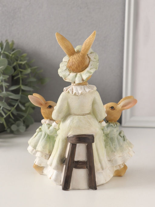 Фигурка полистоун «Мама зайка с дочками: чтение сказок», зелёный, 14×9.5×18.5 см