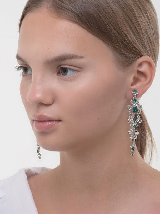 Клипсы для ушей висячие со стразами QF Ажур, капли с завитками, цвет бело-изумрудный в серебре