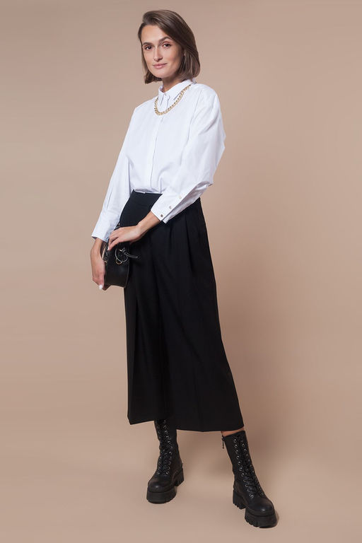 Блузка прямого силуэта с защипами внизу рукава.