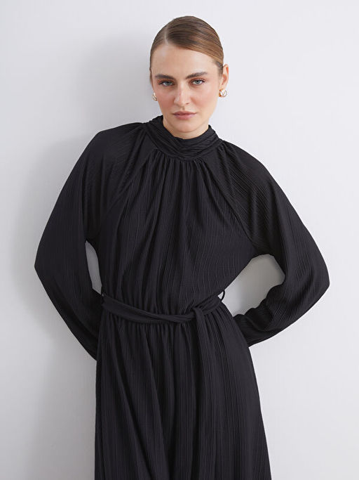 Dik Yaka Dokulu Elbise