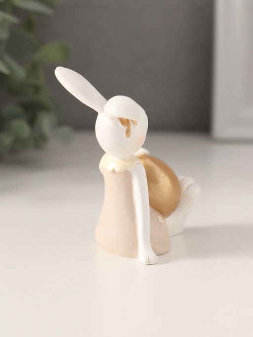 Фигурка Белая зайка в бежевом платье, с золотым яичком, полистоун, 8?4.5?7 см