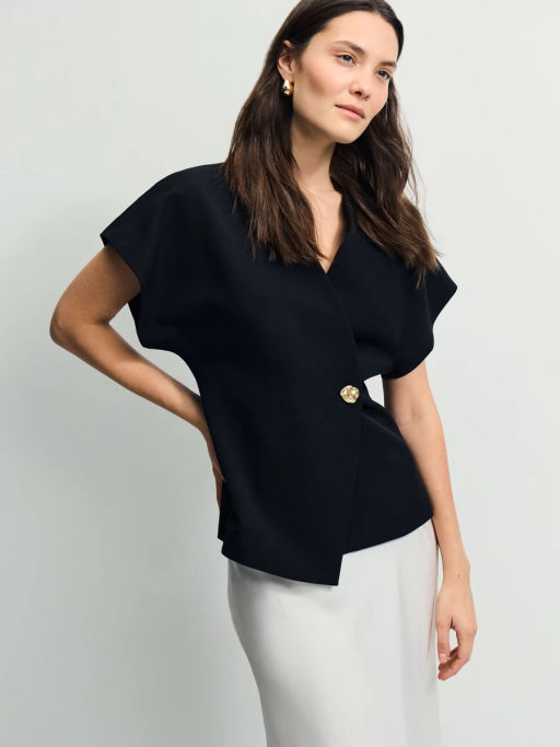 Приталенный жилет с декоративной пуговицей / Zarina