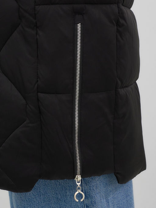 Пальто зимнее утепленное с мехом и капюшоном тренд черного цвета 7753Ch - Visdeer фото 12