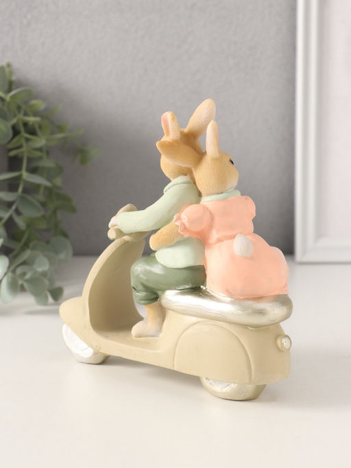 Фигурка полистоун Кролики: катание на мопеде, 14?7?15 см
