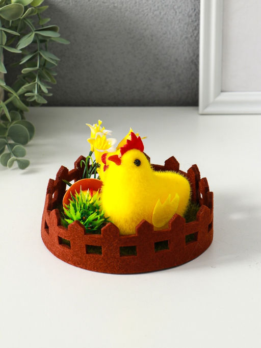 Фигурка пасхальная «Курочка с цыплятами на лужайке с забором», 12.5×12.5×8.5 см